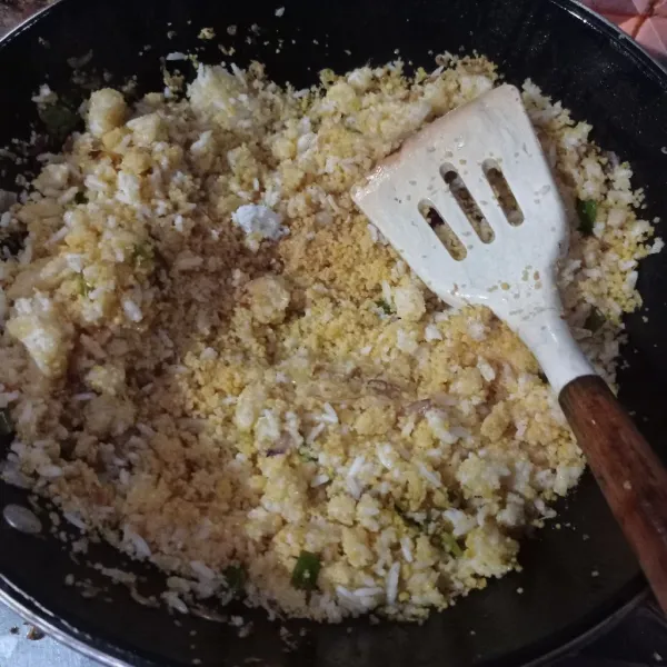 Bumbui dengan garam dan kaldu bubuk, lalu aduk hingga benar-benar tercampur rata. Masak sampai tanak dan cicipi rasanya.