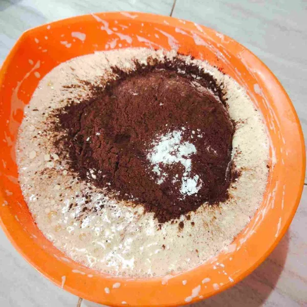 Masukkan tepung terigu, cokelat bubuk dan vanili bubuk mixer dengan kecepatan rendah hingga tercampur merata.