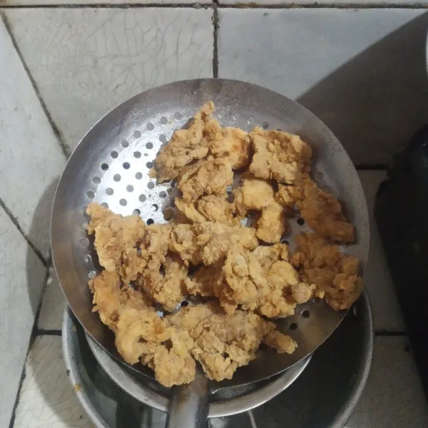 Goreng sampai warnanya kuning keemasan. 
Tiriskan.