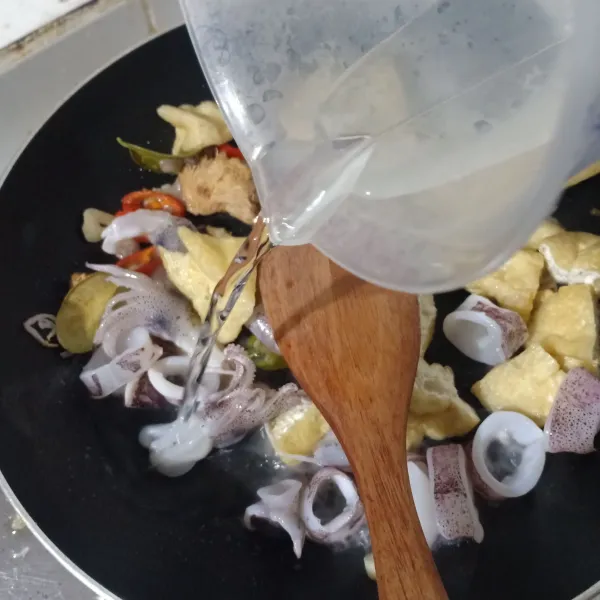 Tambahkan air.