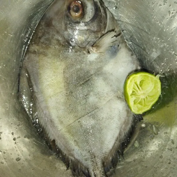Cuci bersih ikan bawal, lalu beri air perasan jeruk nipis, aduk rata. 
Diamkan sekitar 15 menit.