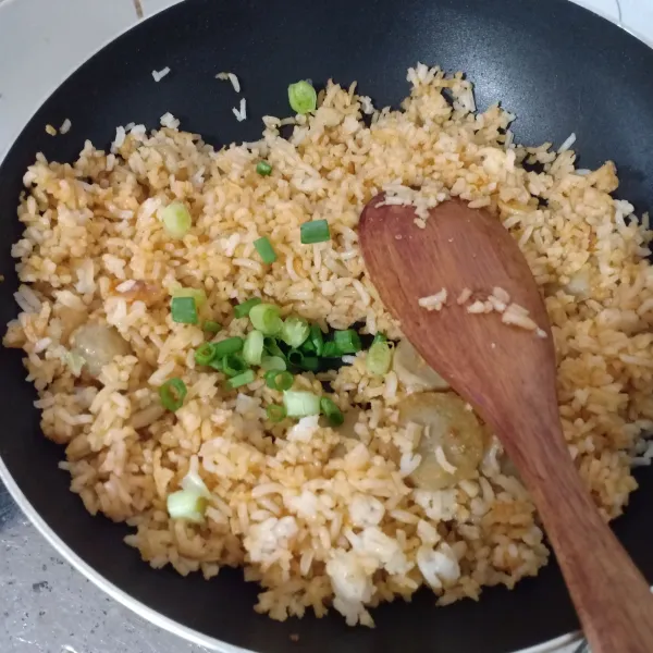 Masukkan daun bawang, lada, aduk rata, masak sampai matang.