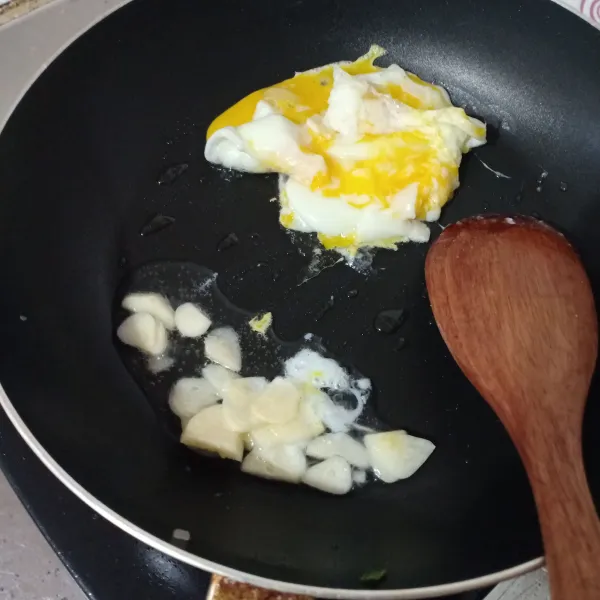 Goreng telur orak arik lalu tumis bawang putih sampai harum.