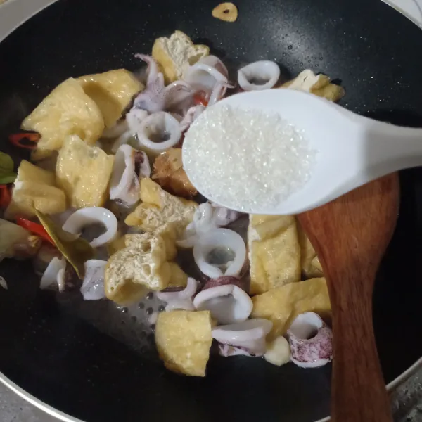 Bumbui gula, garam, lada.