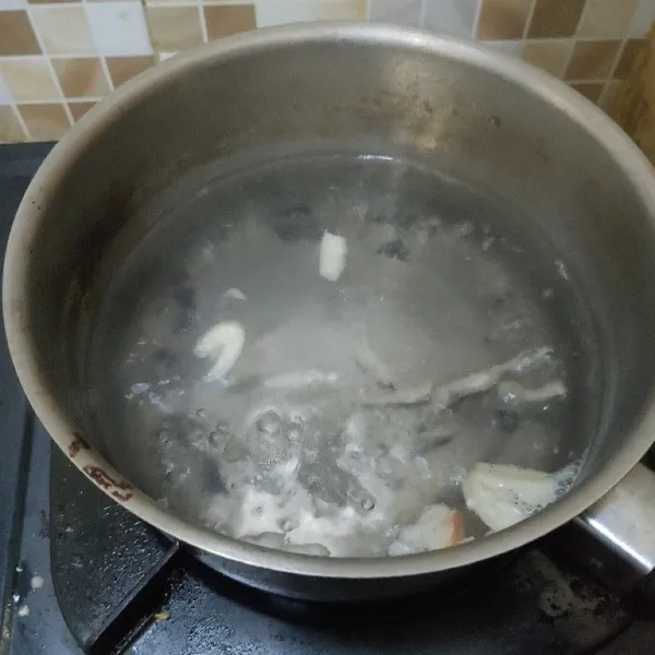 Rebus air hingga mendidih, masukan bawang putih yang sudah dicincang kasar. Hingga kuah harum.