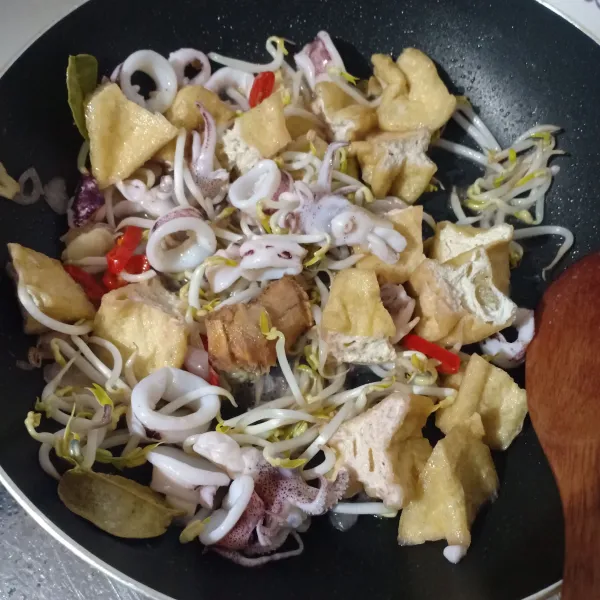 Masak sampai matang dan air menyusut.