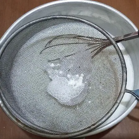 Lalu saring supaya hasilnya halus.