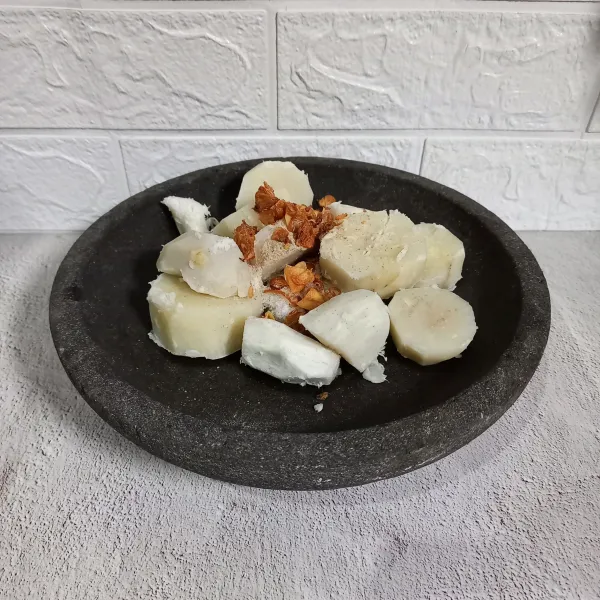 Campurkan talas kukus, bawang goreng dan bumbu perkedel.