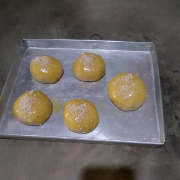Setelah 35 menit olesi kuning telur taburi wijen, masukkan oven yang sebelumnya telah dipanaskan terlebih dahulu, panggang sampai matang.