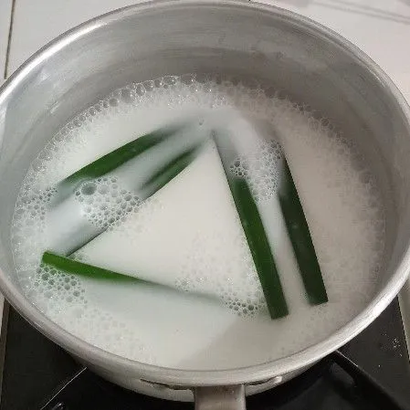 Masak santan, gula, garam dan beri daun pandan sampai mendidih biarkan hangat.
