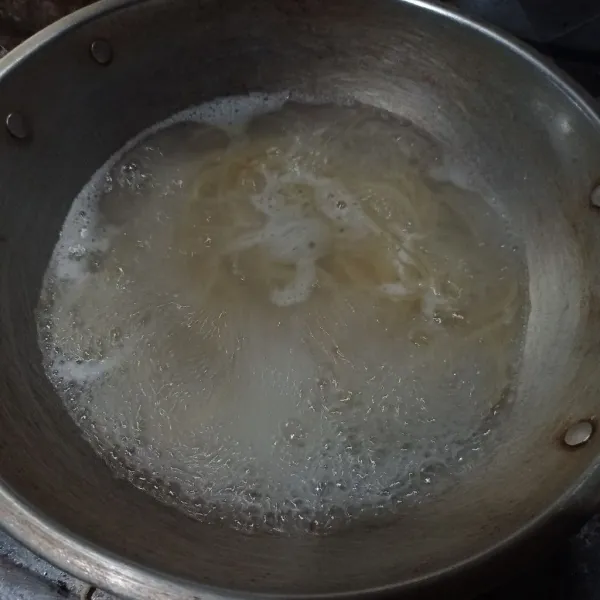 Rebus spaghetti pada air mendidih yang diberi sedikit minyak hingga aldente, angkat tiriskan.
