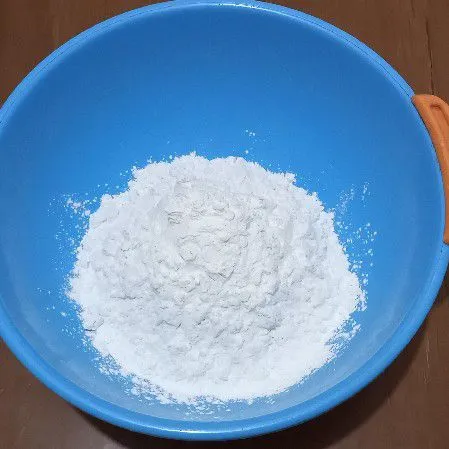 Di wadah lain campur tepung beras dan tapioka.