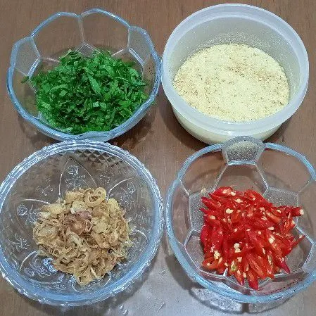 Siapkan bahan toppingnya.