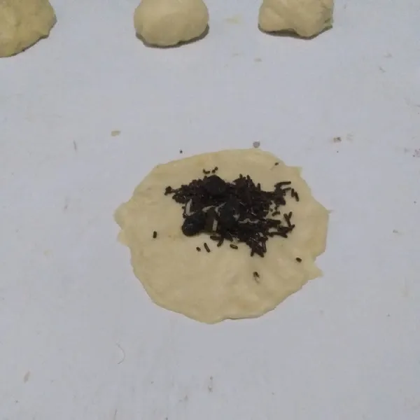 Bagi adonan menjadi 12 kemudian bulatkan, ambil 1 buah adonan pipihkan isi dengan mesis bentuk bulat kembali, Proofing kembali selama 35 menit.