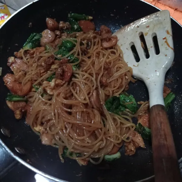 Terakhir masukan spaghetti aduk sampai benar benar tercampur atau, masak sampai tanak, matikan api.