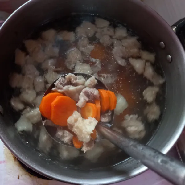 Masukkan potongan wortel, masak hingga empuk.