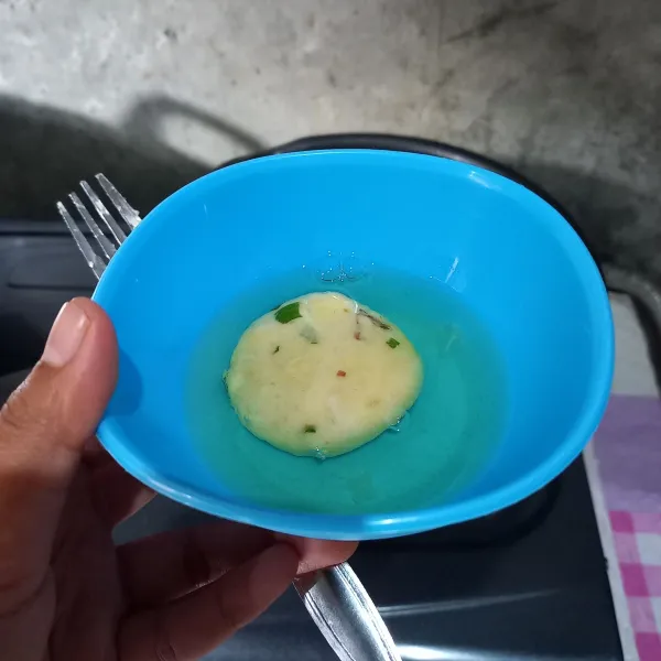 Siapkan putih telur dalam mangkok. 
Celupkan perkedel.