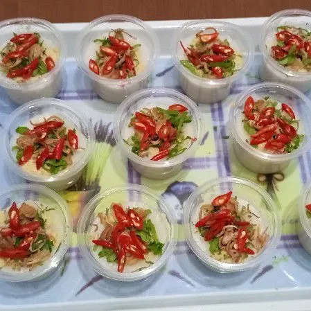 Kemudian beri topping ebi, seledri, bawang goreng dan irisan cabe.