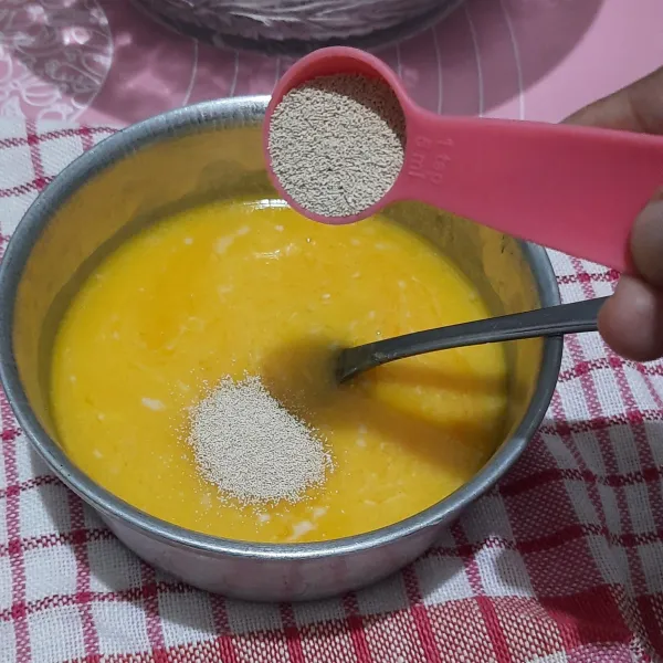 Lelehkan margarin tunggu hangat kemudian masukkan susu,gula,telur dan ragi instan aduk rata.