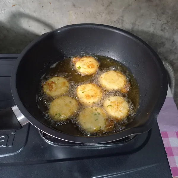 Goreng sampai kecokelatan. 
Angkat dan tiriskan.