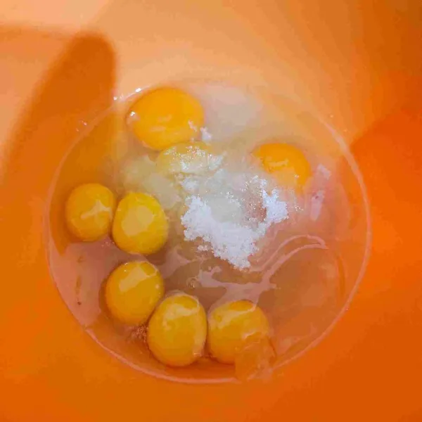 Mixer telur, gula pasir dan sp dengan kecepatan tinggi hingga kental berjejak.