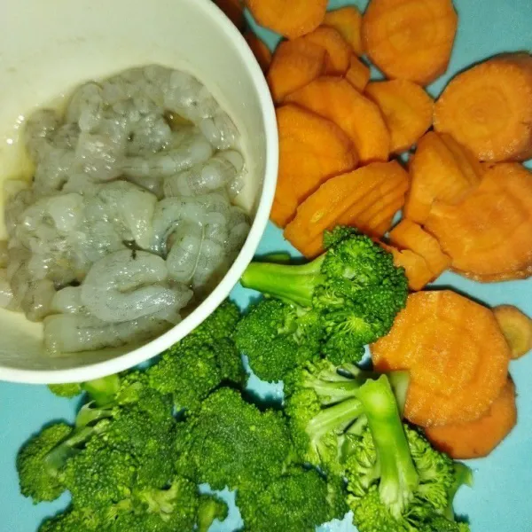 Siapkan udang yang sudah dikupas dan dicuci bersih, siapkan juga wortel dan brokoli yang sudah dicuci dan dipotong-potong.