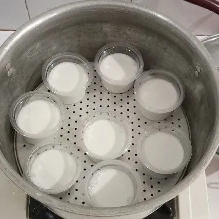 Kukus selama 20 menit dengan api sedang tutup dandang di bungkus serbet.