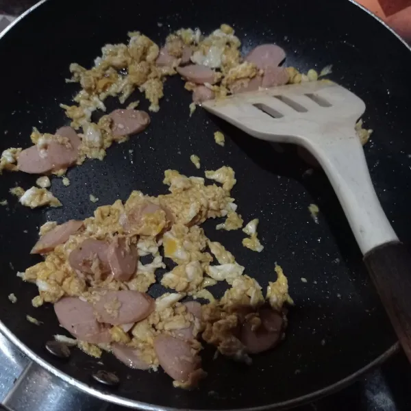 Buat telur orak arik lalu masukan sosis aduk rata.