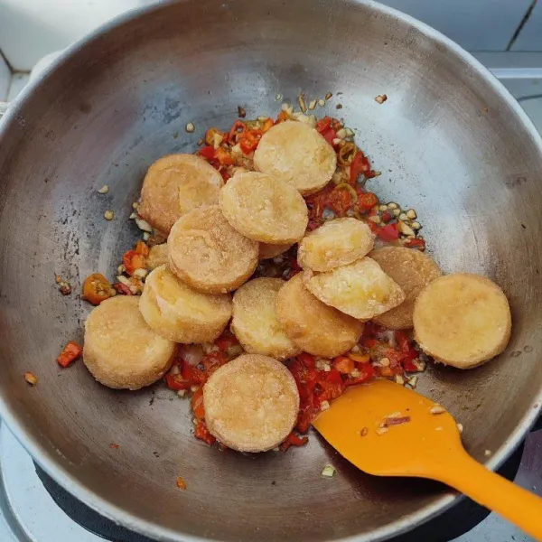 Masukkan tofu, aduk rata.