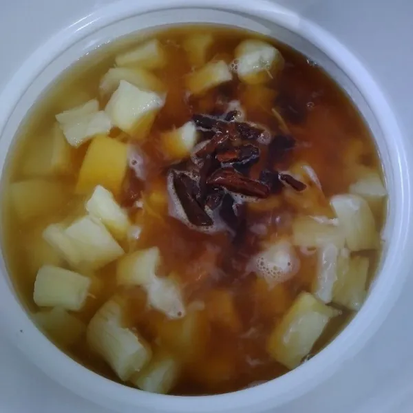 Setelah setengah matang, tambahkan gula pasir, gula merah dan garam. Aduk merata.