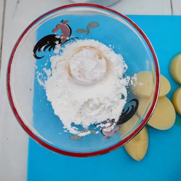 Siapkan tepung maizena, balur rata tofu.