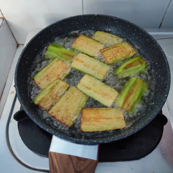 Goreng terong dan tahu bergantian. Tiriskan dan sisihkan.