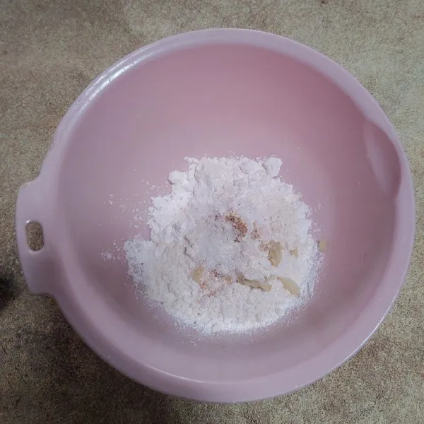 Membuat adonan batagor : campur jadi satu tepung kanji, tepung terigu, bawang putih, garam dan kaldu bubuk. Tuang air panas sedikit demi sedikit. Adonan tidak terlalu encer.