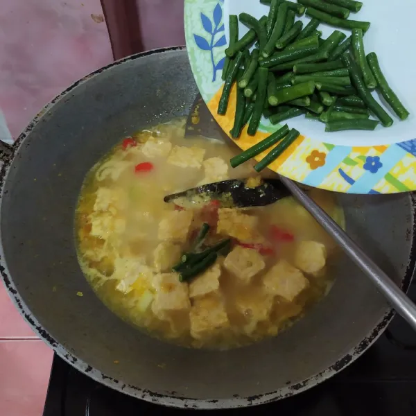 Masukkan kacang panjang.