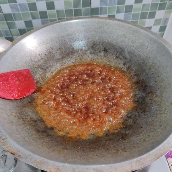 Masak terus hingga meletup-letup dan mengental seperti karamel.
Matikan api.