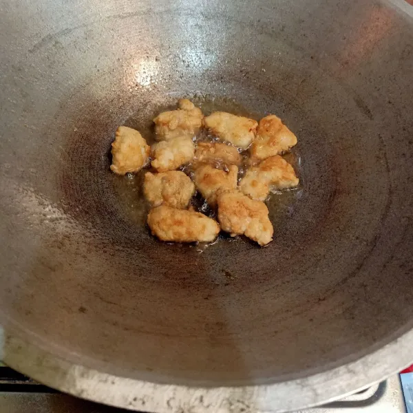 Potong kecil-kecil ayam, kemudian Balur dengan tepung serba guna lalu goreng. Sisihkan
