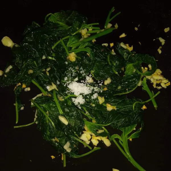 Tambahkan garam lalja fuk sampai rata. Angkat lalu sajikan dengan taburan wijen sangrai.