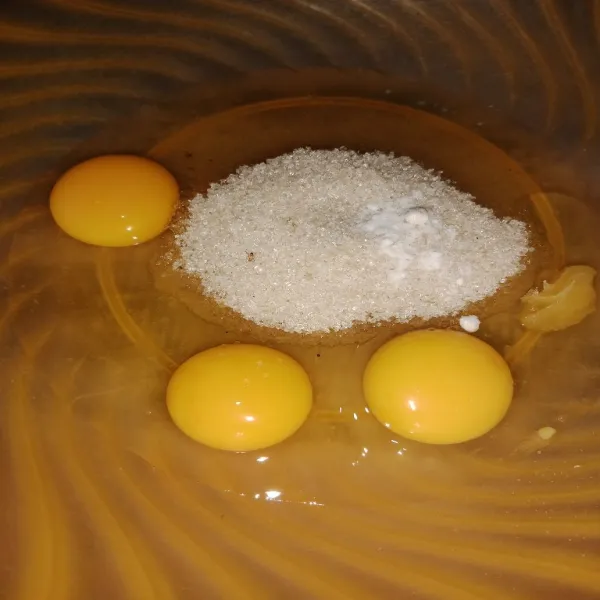 Dalam wadah masukan telur, gula,garam dan SP