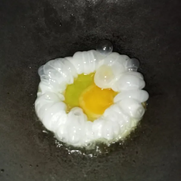 Ceplok telur hingga matang, angkat dan tiriskan.