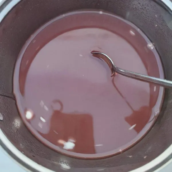 Larutkan jelly bubuk dengan air dan gula. 
Kemudian masak sambil diaduk hingga mendidih.