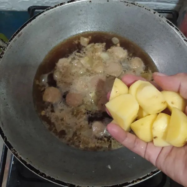 Masukkan kentang, masak hingga empuk.