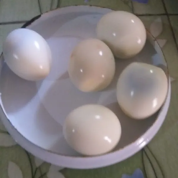 Rebus telur hingga matang kemudian kupas