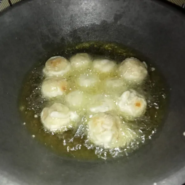 Kemudian goreng hingga sedikit kecokelatan, angkat dan siap disajikan.
