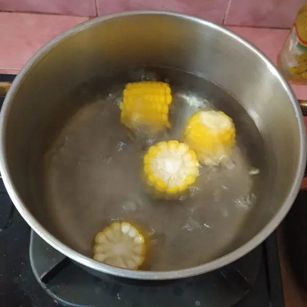 Rebus jagung manis hingga matang.