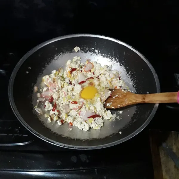 Masukkan telur dan aduk-aduk hingga tercampur merata.