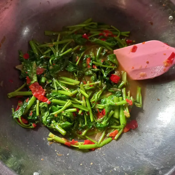 Aduk merata sampai kangkung layu, matikan api kemudian sajikan.