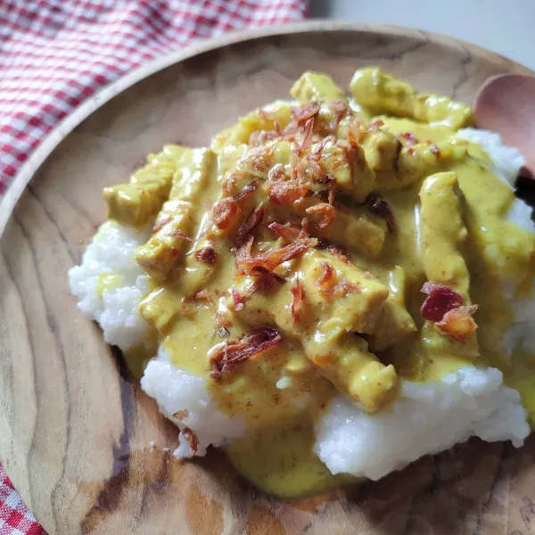 Tata kupat di piring, kemudian siram dengan kuah glabed, taburi dengan bawang goreng. 
Sajikan.