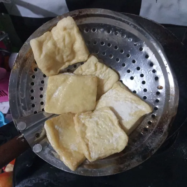 Goreng tahu hingga berkulit. 
Tiriskan.