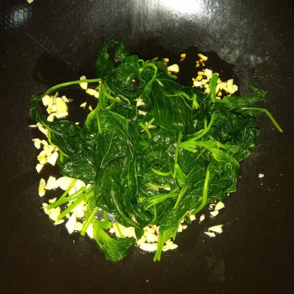 Masukkan bayam lalu aduk rata.