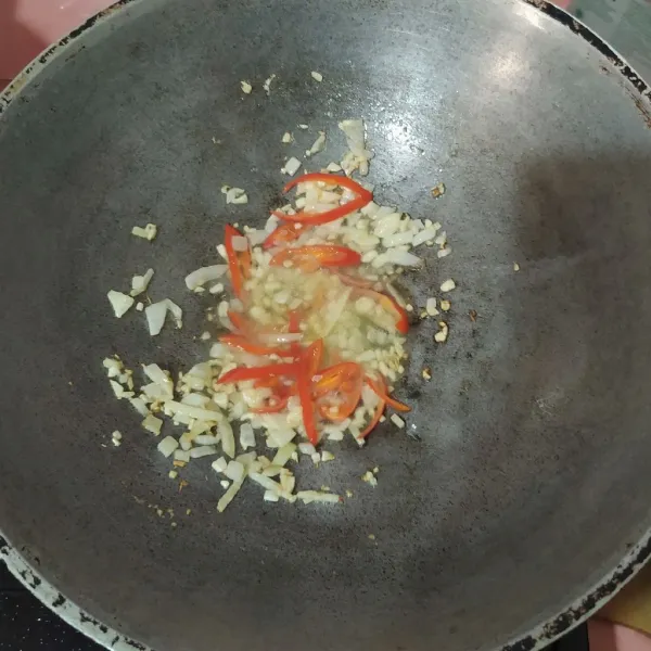 Tumis bawang bombay, lalu masukkan bawang putih cincang. 
Aduk-aduk sampai harum. 
Lalu masukkan cabe merah.